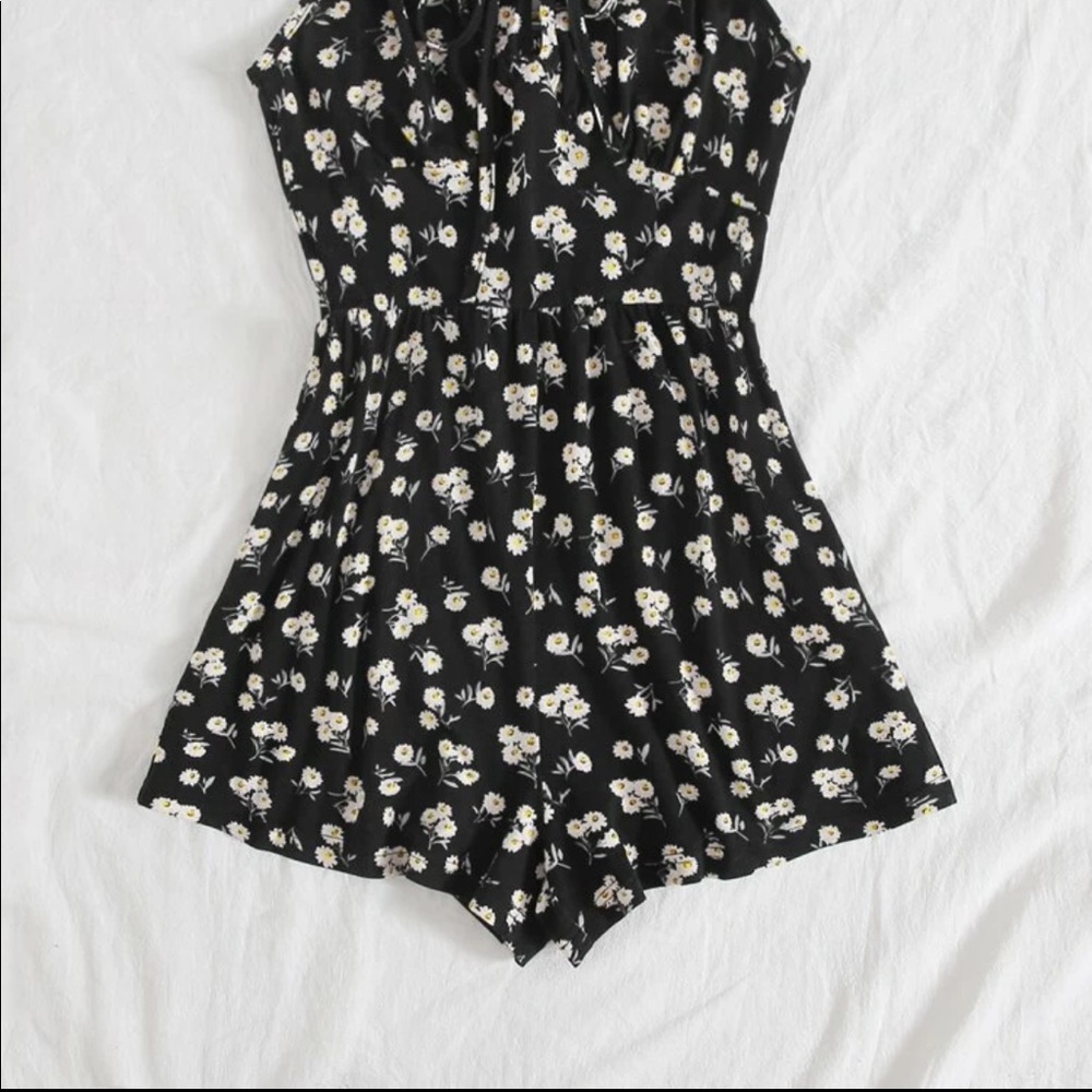 NWT SHEIN: XS Black Floral Tie Up Strap Romper - Picture 5 of 10